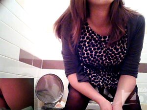 Cutie peeing before a public toilet spy cam